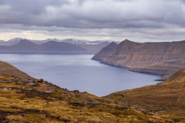 Funnings 'teki fiyort ve sarp kıyı üzerinde gün batımı, Streymoy Adası' nda küçük bir komün. Faroe Adaları, Danimarka.