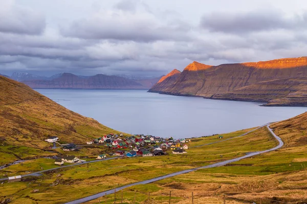 Zonsondergang Fjord Steile Kust Funnings Een Kleine Gemeente Streymoy Island — Stockfoto
