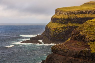 Mulafossur Şelalesi 'nin ve etrafındaki kıyı şeridinin görüntüsü. Gasadalur, Faroe Adaları.