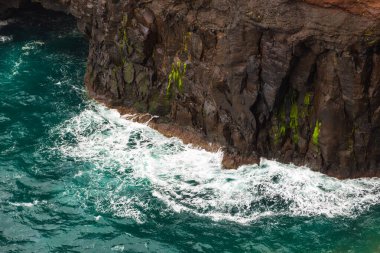 Gasadalur yakınlarındaki Vagar Adası 'ndaki dik Atlantik Okyanusu' nun manzarası. Faroe Adaları.