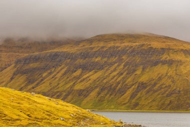 Streymoy adasındaki dağ manzarası. Bulutlu bahar günü. Leynar, Faroe Adaları, Danimarka.