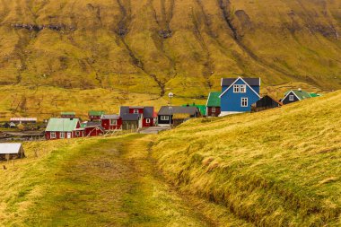Elduvik köyü Eysturoy adasındaki dağın yamacında yer almaktadır. Faroe Adaları, Danimarka.