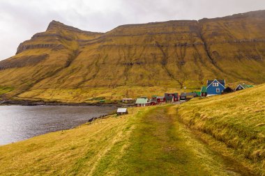 Elduvik köyü Eysturoy adasındaki dağın yamacında yer almaktadır. Faroe Adaları, Danimarka.