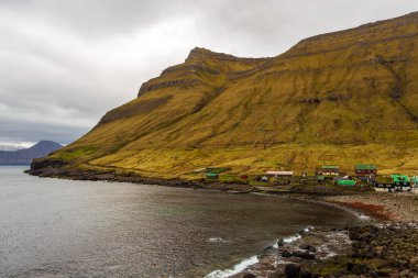 Elduvik köyü Eysturoy adasındaki dağın yamacında yer almaktadır. Faroe Adaları, Danimarka.