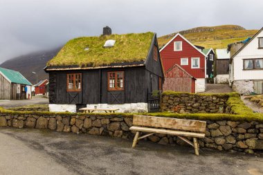 Elduvik köyü Eysturoy adasındaki dağın yamacında yer almaktadır. Faroe Adaları, Danimarka.