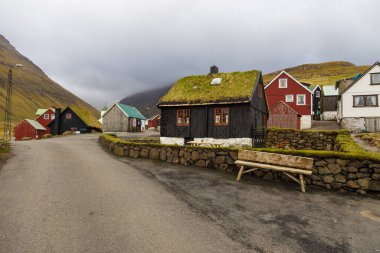 Elduvik köyü Eysturoy adasındaki dağın yamacında yer almaktadır. Faroe Adaları, Danimarka.