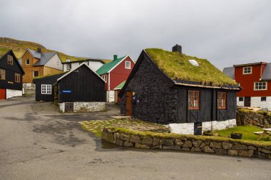 Elduvik köyü Eysturoy adasındaki dağın yamacında yer almaktadır. Faroe Adaları, Danimarka.