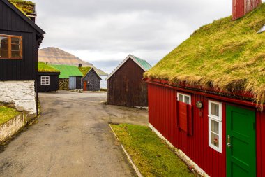 Elduvik köyü Eysturoy adasındaki dağın yamacında yer almaktadır. Faroe Adaları, Danimarka.