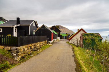 Elduvik köyü Eysturoy adasındaki dağın yamacında yer almaktadır. Faroe Adaları, Danimarka.