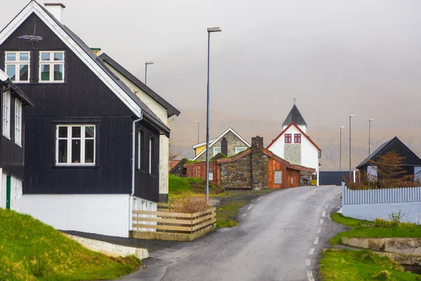 小さな村ヘラーEystury島の山の斜面に位置しています 教会を背景に デンマークのフェロー諸島 — ストック写真