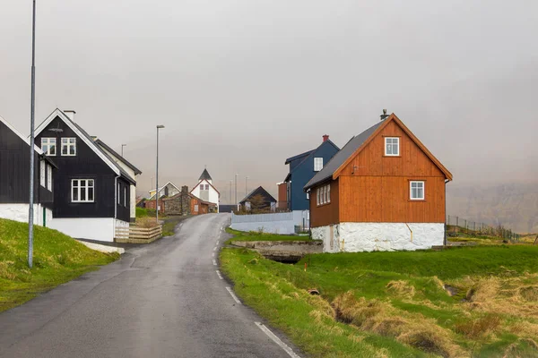 小さな村ヘラーEystury島の山の斜面に位置しています 教会を背景に デンマークのフェロー諸島 — ストック写真