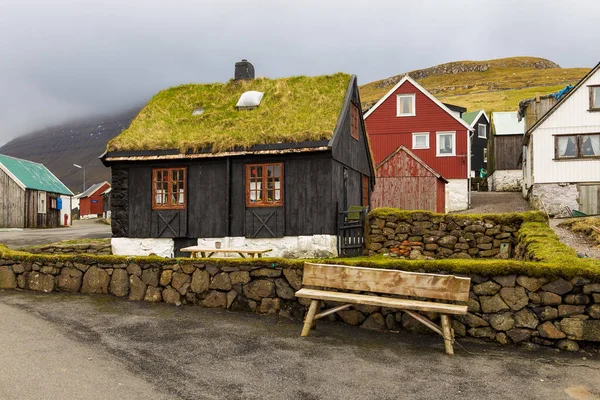 Pequena Aldeia Elduvik Situada Encosta Montanha Ilha Eysturoy Ilhas Faroé — Fotografia de Stock