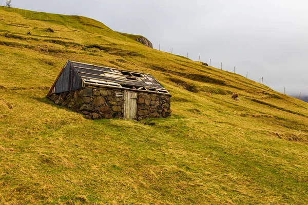 島の山の斜面に位置する石造りの建物 エルドゥヴィク フェロー諸島 デンマーク — ストック写真