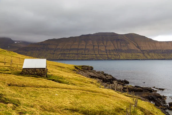 Edificio Piedra Situado Ladera Montaña Isla Eysturoy Elduvik Islas Feroe — Foto de Stock