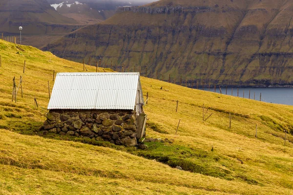 Edificio Piedra Situado Ladera Montaña Isla Eysturoy Elduvik Islas Feroe — Foto de Stock