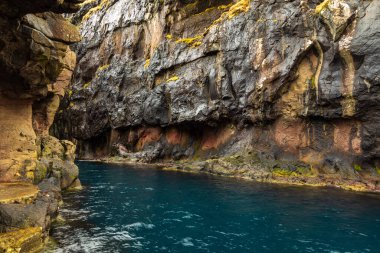 Endalvik köyündeki Eysturoy adasında doğal bir liman. Sahil sarp. Endalvik, Eysturoy Adası, Faroe Adaları, Danimarka.