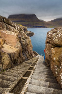 Endalvik köyündeki Eysturoy adasında doğal bir liman. Sahil sarp. Endalvik, Eysturoy Adası, Faroe Adaları, Danimarka.