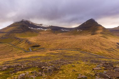 Streymoy Adası 'nda küçük bir komün olan Funnings dağının üzerinde gün batımı. Faroe Adaları, Danimarka.