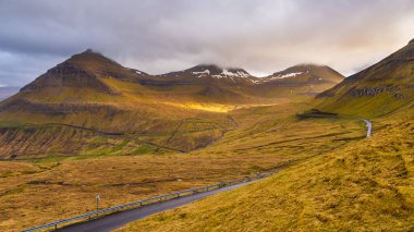 Streymoy Adası 'nda küçük bir komün olan Funnings dağının üzerinde gün batımı. Faroe Adaları, Danimarka.