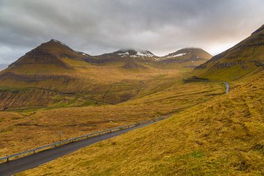 Streymoy Adası 'nda küçük bir komün olan Funnings dağının üzerinde gün batımı. Faroe Adaları, Danimarka.