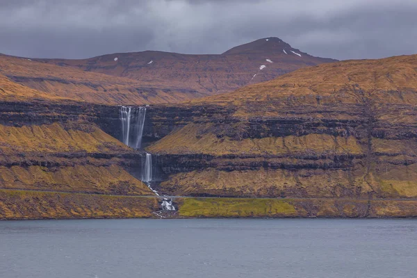 Une Cascade Descendant Une Pente Abrupte Sur Île Eysturoy Une — Photo