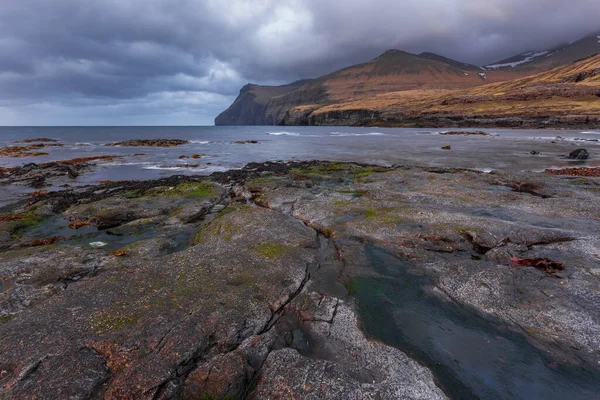 Puesta Sol Sobre Empinada Costa Eysturoy Island Paisaje Marino Islas — Foto de Stock