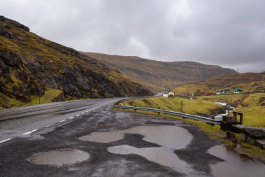 Stykki, Faroe Adaları - 04 Mayıs 2018: Streymoy adasındaki dağın yamacında yer alan küçük Stykki köyü.