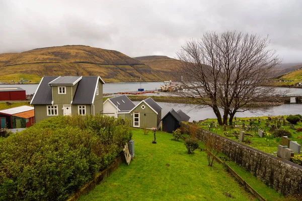 Vestmanna Ilhas Faroé Maio 2018 Pequena Cidade Portuária Com Cemitério — Fotografia de Stock