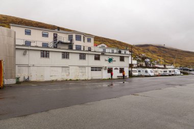 Vestmanna, Faroe Adaları - 05 Mayıs 2018: Streymoy adasındaki tepenin yamacında yer alan küçük liman kasabası.