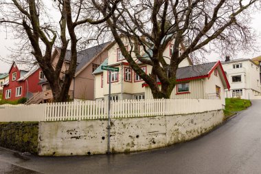 Vestmanna, Faroe Adaları - 05 Mayıs 2018: Streymoy adasındaki tepenin yamacında yer alan küçük liman kasabası.