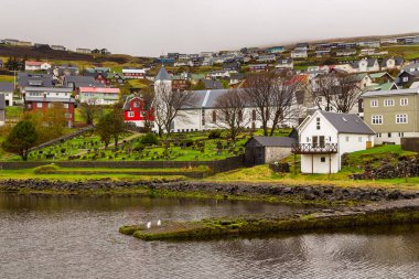 Vestmanna, Faroe Adaları - 05 Mayıs 2018: Streymoy adasındaki tepenin yamacında yer alan küçük liman kasabası.