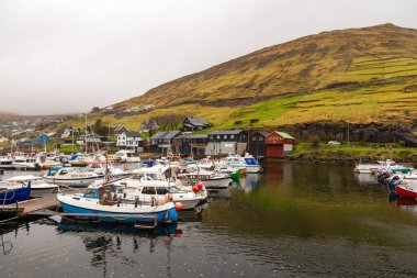 Vestmanna, Faroe Adaları - 05 Mayıs 2018: Streymoy adasındaki tepenin yamacında yer alan küçük liman kasabası.