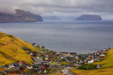 Leynar köyü, Streymoy adasındaki dağın yamacında yer alıyordu. Faroe Adaları, Danimarka.