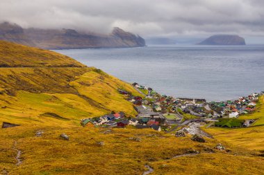 Leynar köyü, Streymoy adasındaki dağın yamacında yer alıyordu. Faroe Adaları, Danimarka.