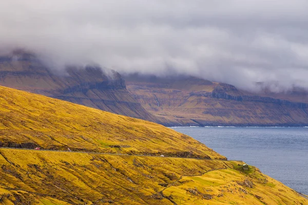 Paisaje Montaña Isla Streymoy Nublado Día Primavera Cascadas Que Fluyen — Foto de Stock
