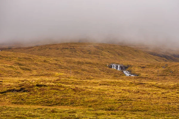 Streymoy Adasındaki Dağ Manzarası Bulutlu Bahar Günü Dağlardan Akan Şelaleler — Stok fotoğraf