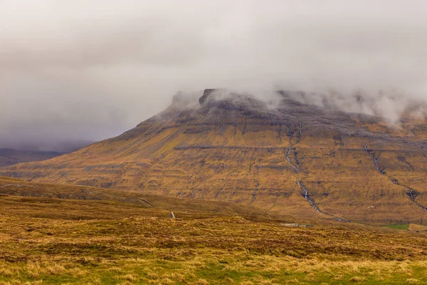 Berglandschap Het Eiland Streymoy Bewolkte Lentedag Watervallen Die Door Bergen — Stockfoto