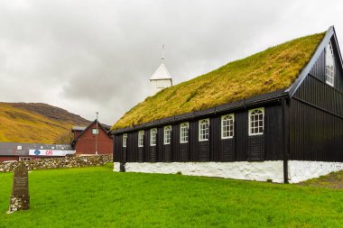 Kollafjordur, Faroe Adaları, Danimarka - 05 Mayıs 2018: Streymoy adasındaki küçük bir köyde bulunan Kollafjordur Kilisesi, Kirkja. Bulutlu bir gün.