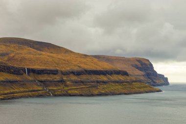Eysturoy Adası 'ndaki Ljosa yakınlarındaki sahil manzarası. Devasa uçurumlar, uçurumlar ve okyanus manzarası. Faroe Adaları, Danimarka.