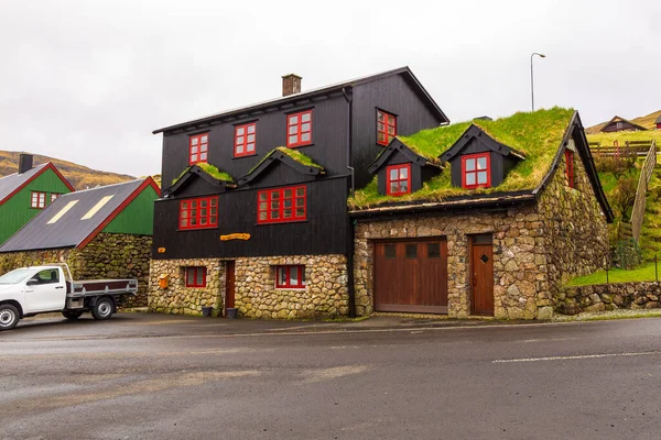 2018年5月5日 デンマークのフェロー諸島 レイナー ストリーミー島の小さな村レイナー 赤いシャッターのある伝統的なフェロー諸島の芝の家 — ストック写真