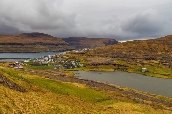 비탈에 자리잡고 에디라는 마을이었습니다 미식축구 경기장 Eidi Faroe Islands Denmark — 스톡 사진