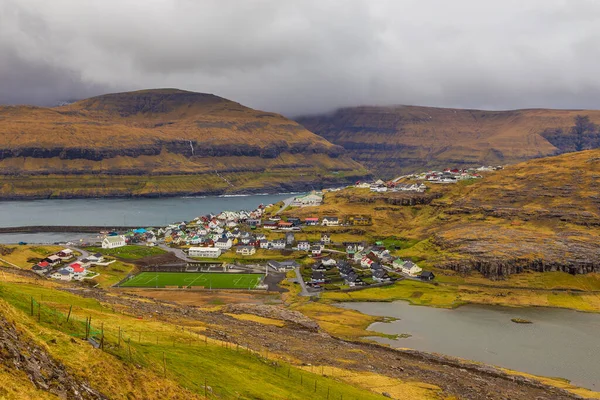 비탈에 자리잡고 에디라는 마을이었습니다 미식축구 경기장 Eidi Faroe Islands Denmark — 스톡 사진