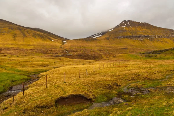 Berglandschaft Auf Der Insel Eysturoy Bewölkter Frühlingstag Wasserfälle Fließen Die — Stockfoto