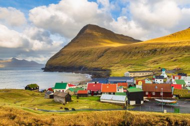 Gjogv, Faroe Adaları, Danimarka - 05 Mayıs 2018: Eysturoy adasındaki dağın yamacında yer alan küçük bir köy. Geleneksel ahşap ev.