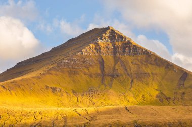 Eysturoy adasındaki dağ manzarası. Güneşli bir bahar akşamı. Faroe Adaları.
