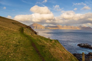 Faroe Adaları üzerinde gün batımı, Atlantik Okyanusu 'nda volkanik bir takımada. Gjogv, Eysturoy Adası, Faroe Adaları.