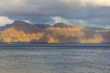 Faroe Adaları üzerinde gün batımı, Atlantik Okyanusu 'nda volkanik bir takımada. Gjogv, Eysturoy Adası, Faroe Adaları.