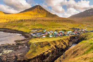 Gjogv, Faroe Adaları, Danimarka - 05 Mayıs 2018: Eysturoy adasındaki dağın yamacında yer alan küçük bir köy. Geleneksel ahşap ev.