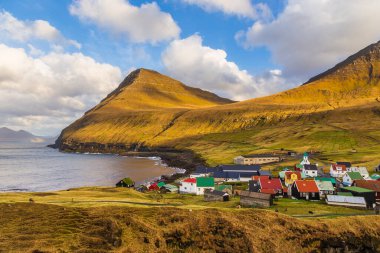 Gjogv, Faroe Adaları, Danimarka - 05 Mayıs 2018: Eysturoy adasındaki dağın yamacında yer alan küçük bir köy. Geleneksel ahşap ev.