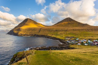 Küçük bir köy olan Gjogv, Eysturoy adasındaki dağın yamacında yer alıyordu. Sahili olan güzel körfez. Faroe Adaları..